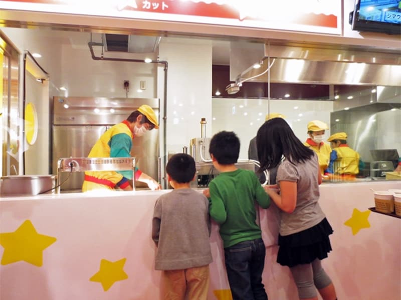 ガラス越しにベビースターができるまでの過程を見ることができます