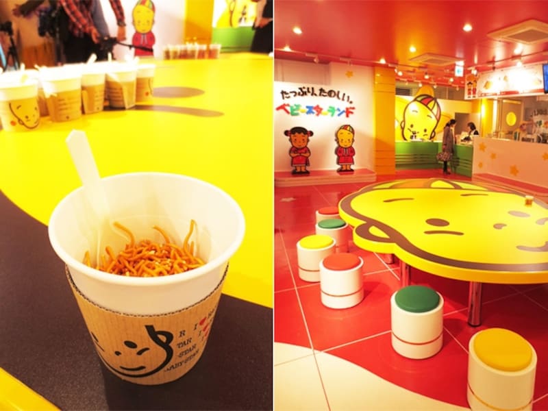 左:ホットベビースターできたてスナック(チキン)250円undefined右:ベビースターのキャラクターベイちゃん型テーブル