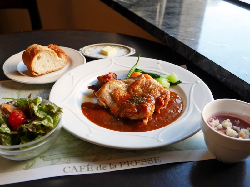 日替わりランチはメイン＋スープ＋サラダ＋パン＋ミニデザートで1080円（税込）。200円プラスで食後のコーヒーまたは紅茶がつけられます（2017年10月27日撮影）