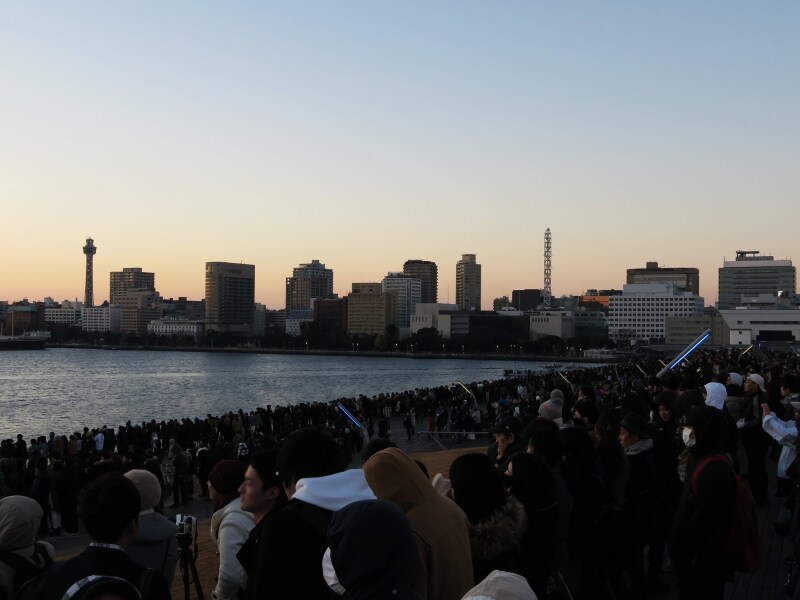 大さん橋は広いので、ギリギリに到着しても入る余地があります。6:45ごろのようす(2016年1月1日撮影)