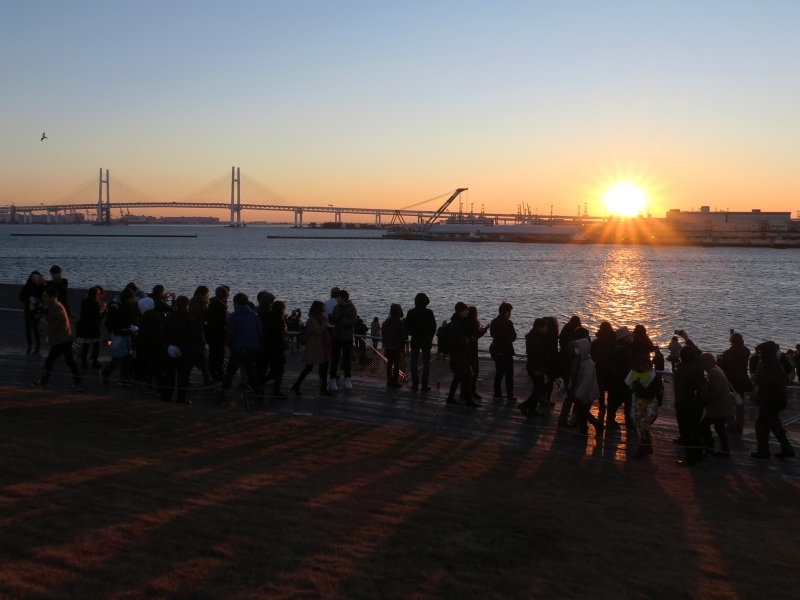 初日の出は横浜ベイブリッジの右側に現れます(2016年1月1日)