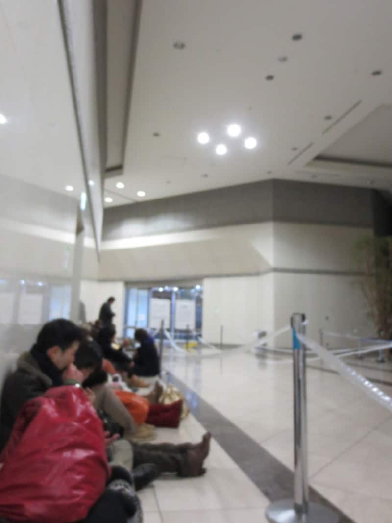 3:30ごろのようす。この写真の左奥の壁づたいに、さらに約100名の行列が隠れています(2014年1月1日撮影)