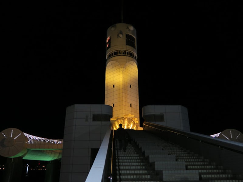 本牧ふ頭の突端に建つ、横浜港シンボルタワー(2015年1月1日撮影)