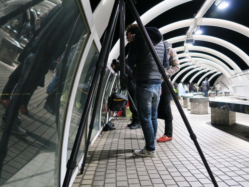 展望ラウンジに三脚をすえて、初日の出を待ちます(2015年1月1日撮影)