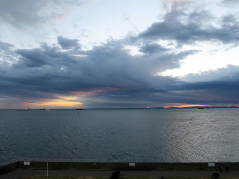 初日の出の時刻(6:50ごろ)になりましたが、太陽は顔を出してくれず(2015年1月1日撮影)