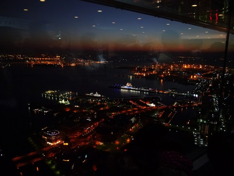 6:00過ぎ、北東フロアからの夜明け前の景色(2014年1月1日撮影)