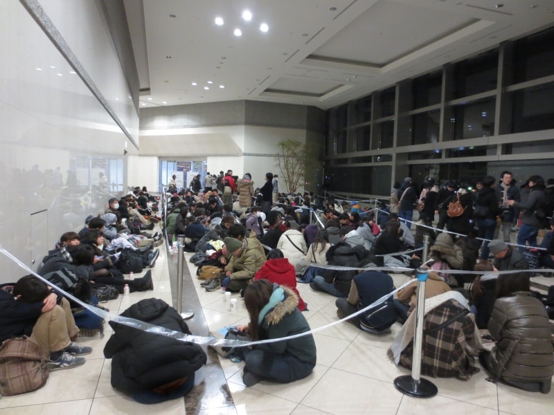 5:30ごろのようす。待機スペースはほぼいっぱいに(2014年1月1日撮影)