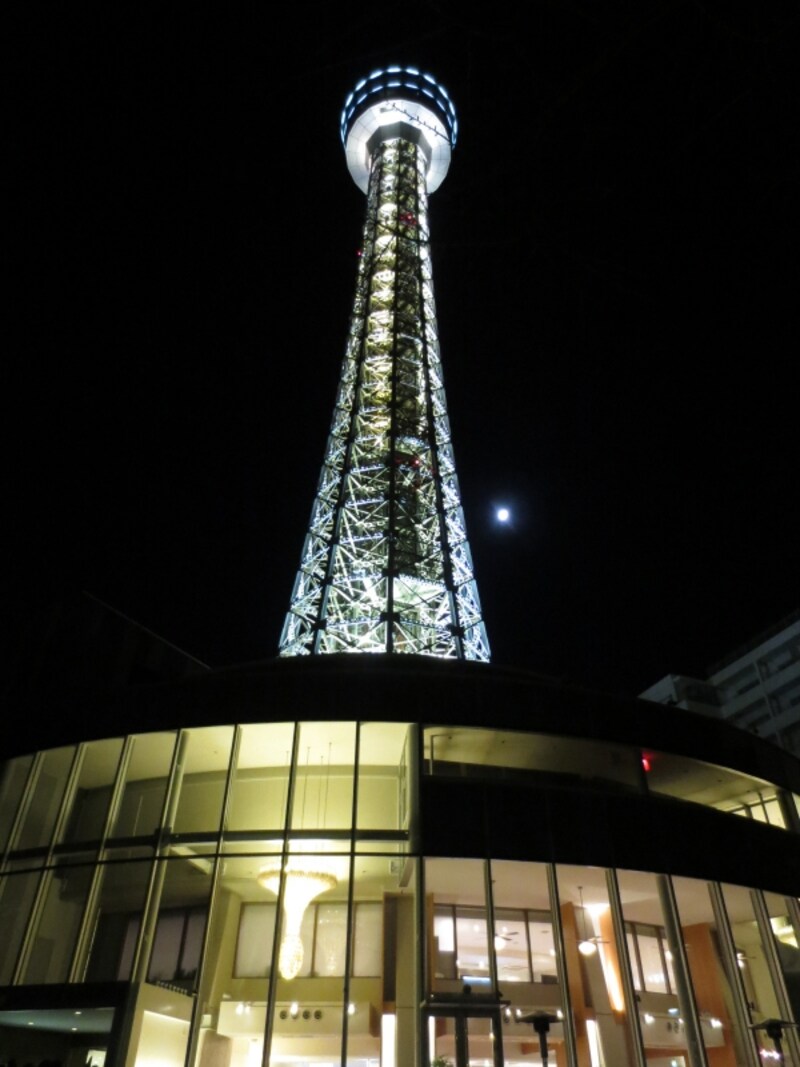 5:00過ぎの横浜マリンタワー(2013年1月1日撮影)