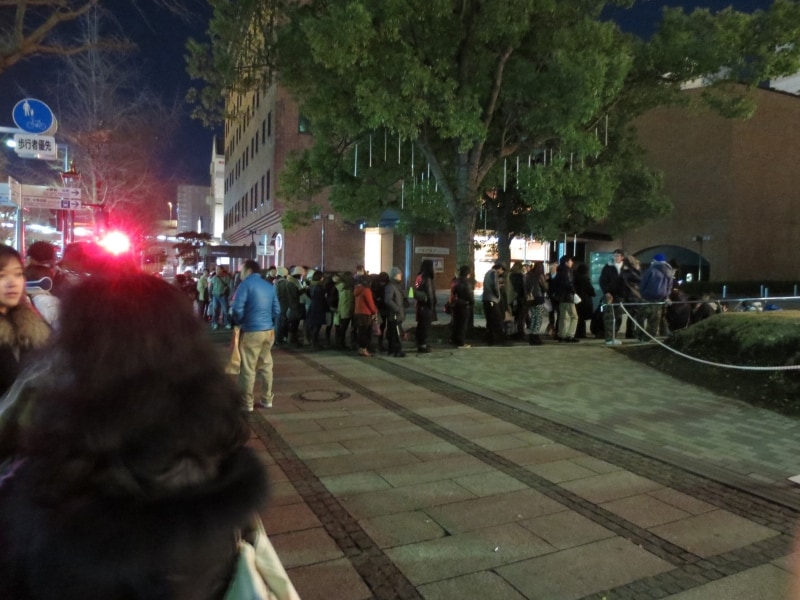 5:15ごろのようす。100名ほどが行列していました(2013年1月1日撮影)