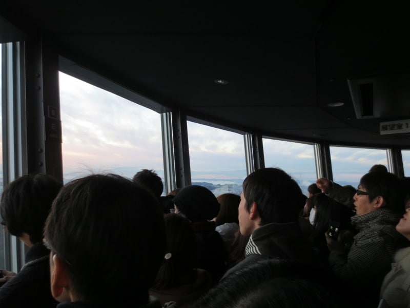 29階 東側の柱番号「6」~「11」のようす(2013年1月1日撮影)