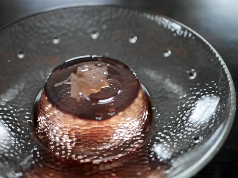 かをり「桜ゼリー(2個810円税込~)」。桜のようなリキュールの香りと八重桜の花びらが美しい「かをり」を代表する逸品(2016年4月18日撮影)