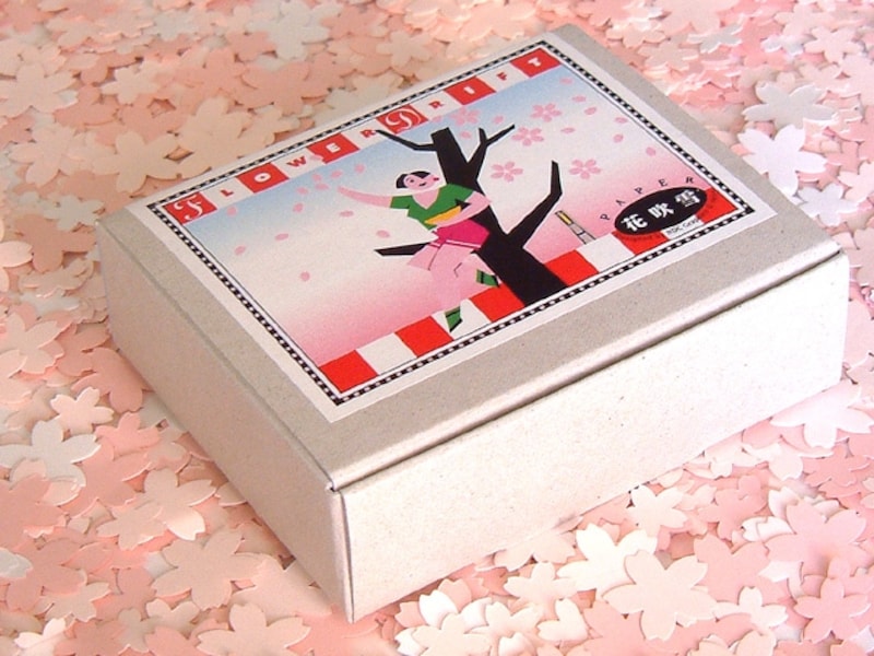 紙の桜吹雪(770円税込)は、その名の通り、3色(ピンク濃淡・白)・大小の桜の形をした紙吹雪がパッケージ。姉妹品に「青葉」「照葉」「星くず」も(画像提供:エクスポート)