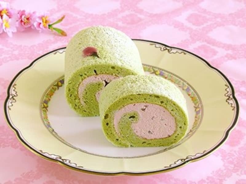 霧笛楼「桜ロール(12cmサイズ1296円、プチケーキ432円undefined※いずれも税込)」(画像提供:霧笛楼)