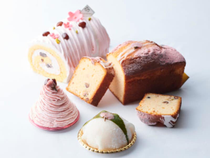 手前から時計回りに「桜Anjou(600円)」「桜モンブラン(600円)」「桜ロールケーキ(ホール2000円、カット670円)」「桜パウンドケーキ(1200円)」※価格はすべて税込(テイクアウト価格)(画像提供:横浜ロイヤルパークホテル)