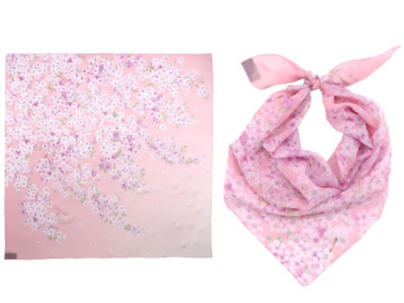 伝統横濱スカーフ 大判シルクローン 櫻花（おうか）ピンクサイズ約88cmｘ88cm、絹100％、日本製（11000円税込）（画像提供：丸加）
