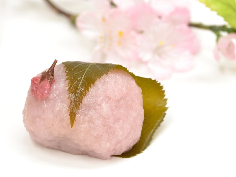 元町・香炉庵「さくら道明寺(240円税込)」。中には甘さ控えめのなめらかなこしあんが入っています(画像提供:横浜元町 香炉庵)