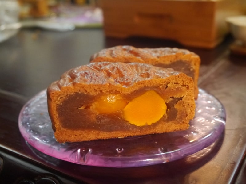 聚楽「双黄蓮蓉(ハスあん+蛋黄2個入、898円税込)」(2013年9月20日撮影)