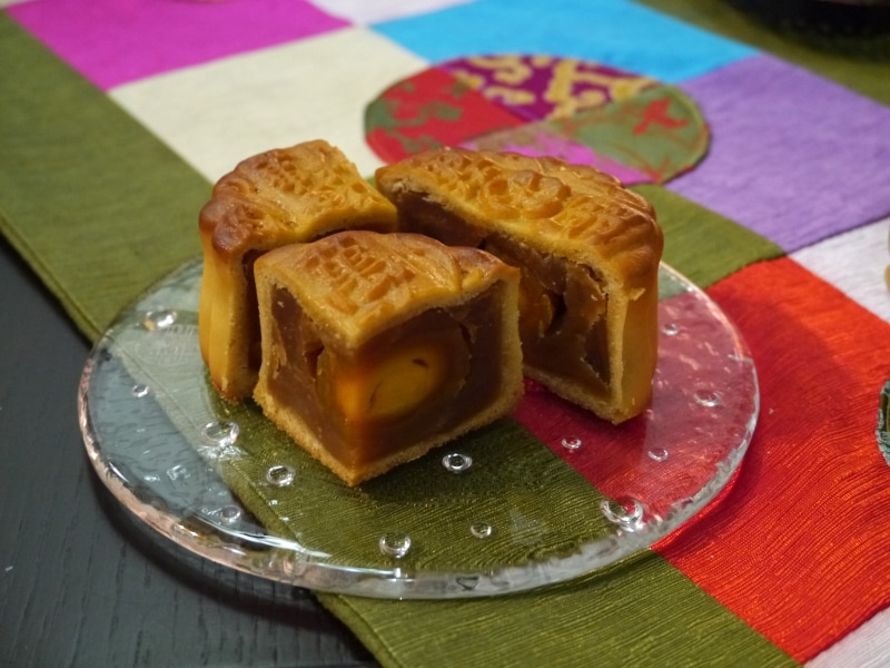 萬珍樓「蛋黄大月餅(ハスあん+蛋黄1個入、2個1500円税込)」(2013年9月20日撮影)