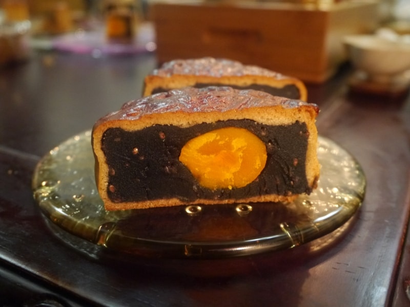 翠香園菓子部「旦黄荳沙(黒ごまあん+蛋黄1個入、800円税込)」(2013年9月20日撮影)