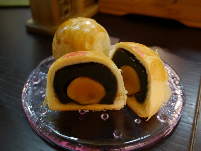 重慶飯店「蛋黄酥(黒あん・白あん+蛋黄1個入、324円税込)」(2013年9月20日撮影)