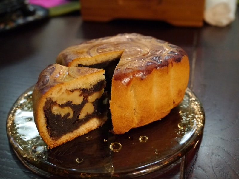 華正樓「仲秋核桃月餅(塩くるみ入黒あん、864円税込)」(2013年9月20日撮影)