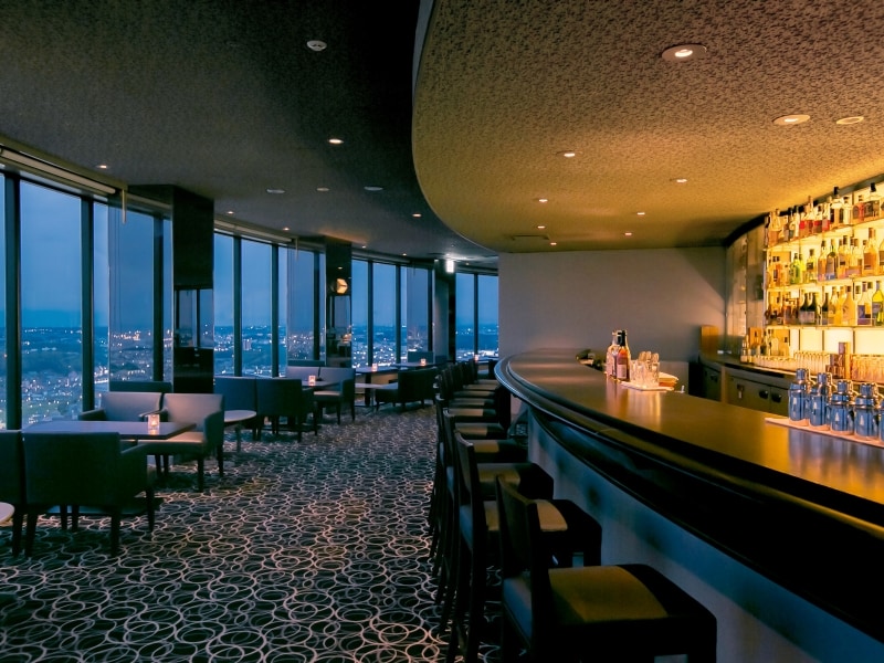 夜は横浜の夜景を一望できる、ロマンティックな空間に(画像提供:新横浜プリンスホテル)