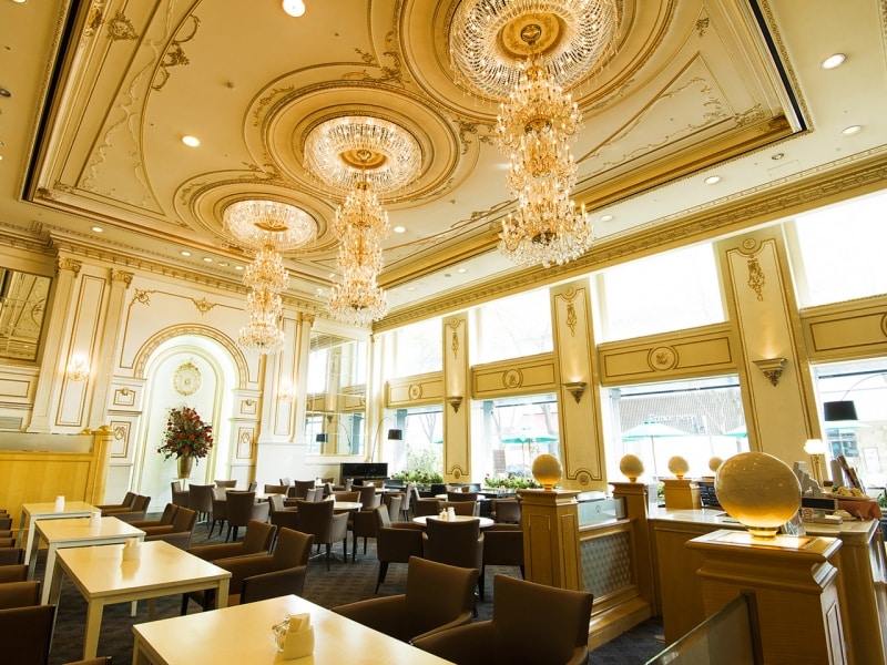 ティーラウンジ パレグレイスは、スワロフスキーのシャンデリアがきらめく、ゴージャスな空間(画像提供:新横浜グレイスホテル)