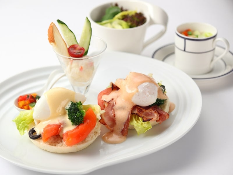 スイーツだけでなく、ランチメニューもいろいろ。エッグベネディクトは3種類から2種類が選べ、サラダ・スープ付き(1550円)(画像提供:新横浜グレイスホテル)