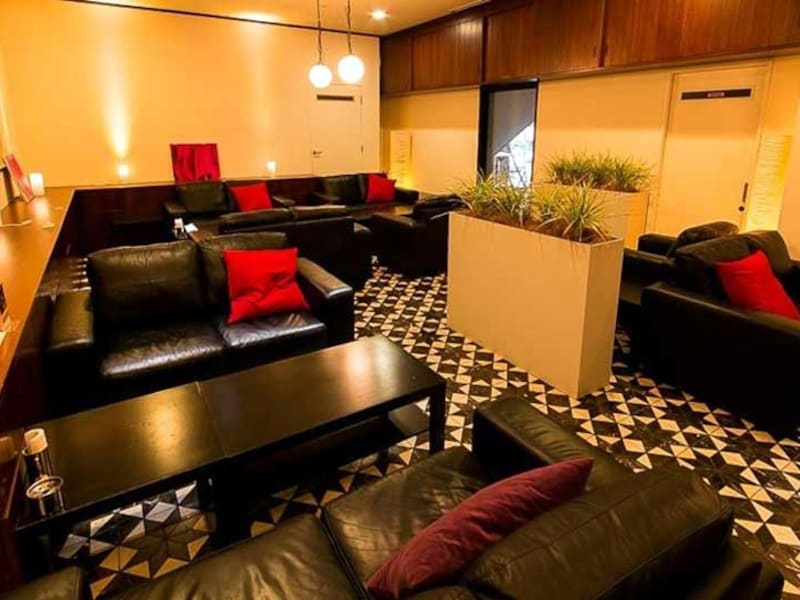 ソファー席のあるサロン、個室感のあるダイニング、開放的な滝つぼ前のテラス、食前・食後に立ち寄るカウンターバーと、4つの空間が用意されています(画像提供:新横浜ラントラクト)