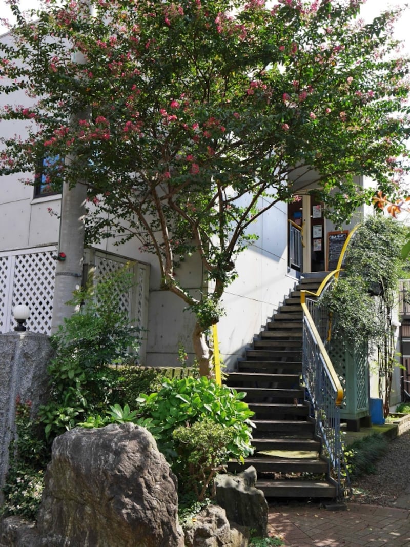 階段を上がった2階にある「シャン ド ブレ」。小さなショップなので入店待ちの列が長くなることも(2017年9月10日撮影)