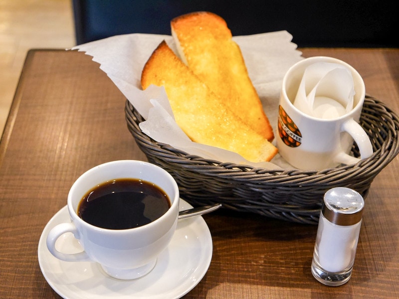 オープン~11:00までのモーニングタイムには、コーヒーなどのドリンクをオーダーすると、トーストとゆでたまごが無料でついてきます(2019年2月17日撮影)