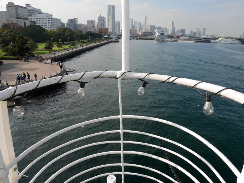 オープンデッキからは、横浜マリンタワーや山下公園、みなとみらいなど、横浜観光地ならではの景色を一望できます(2016年11月18日撮影)