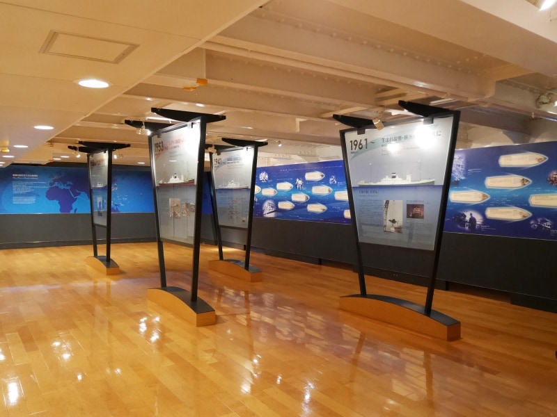 展示室[氷川丸の航跡]：戦前・戦中・戦後の氷川丸の変遷や激動の運命、人々とのつながりがよくわかるパネル展示（2016年11月18日撮影）