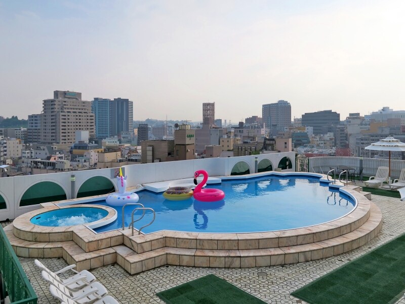 ローズホテル横浜の屋上には最長部12m、深さ1.2mのシェル型プールが！浮き輪のキャサリン（ピンク）とジャスミン（白）が待ってます！（2017年6月28日撮影）