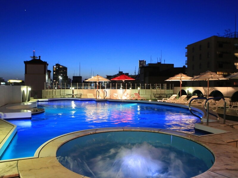 7月16日~9月4日までの日・月・火曜日は屋上プールの営業が20:00まで延長(画像提供:ローズホテル横浜)