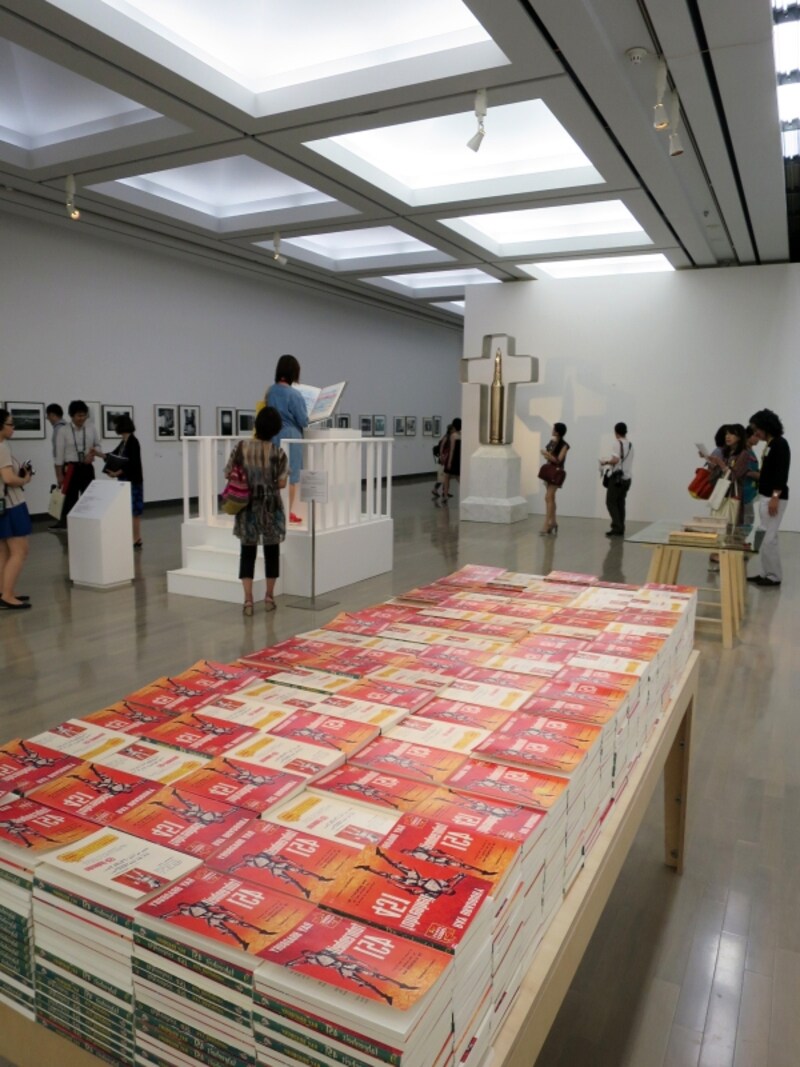 レイ・ブラッドベリ作のSF小説『華氏451度』(1953年)を鏡文字で複製した作品。ドラ・ガルシア《華氏451度(1957年版)》2002