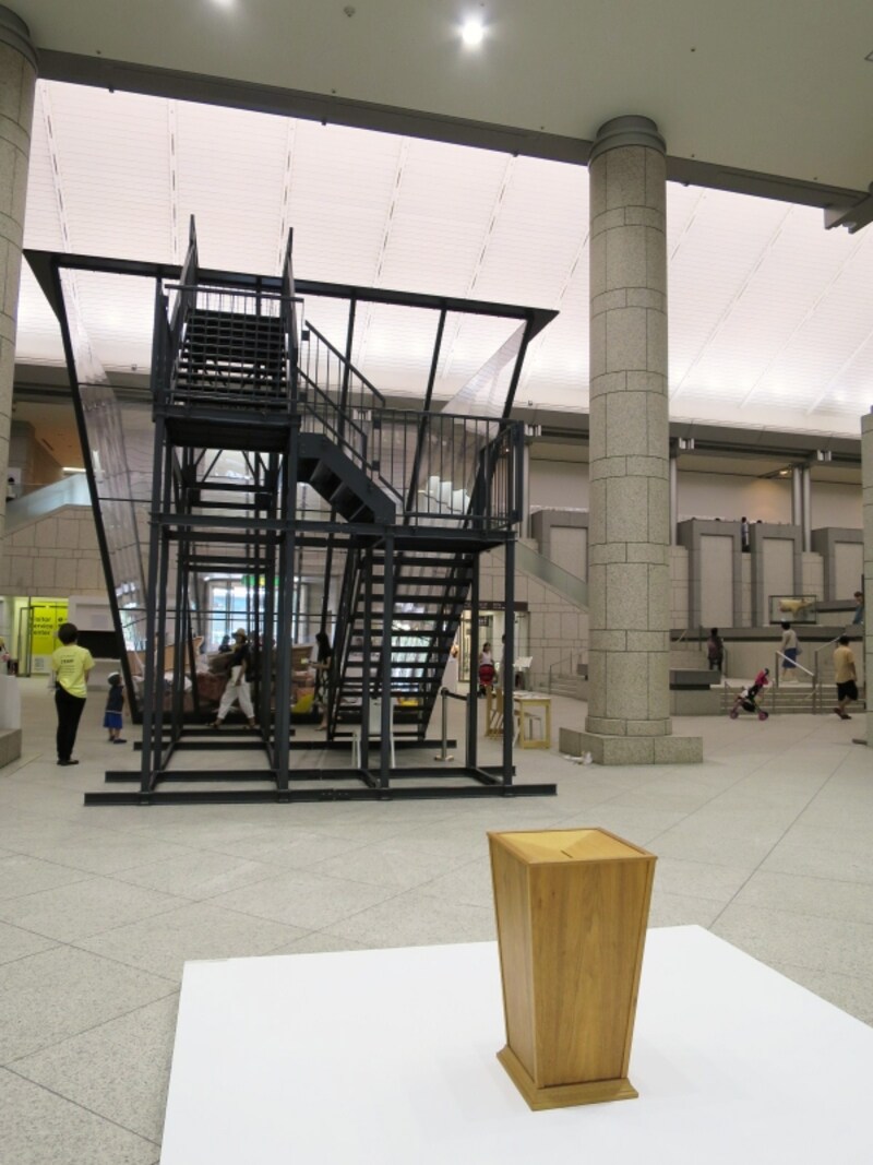 マイケル・ランディ《アート・ビン》の後ろにひっそりと置かれた、笠原恵実子《OFFERING-Monica》。この配置に意味はある?