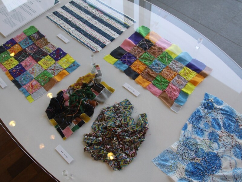 ファッションブランド「ミナ ペルホネン」の生地に福祉ホームの人々が心のままに刺繍した作品などの展示も