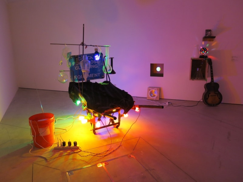 日本初紹介のガラスを使った作品の数々が並びます。イライアス・ハンセン《見かけとは違う》2012、イライアス・ハンセン《明日はとてつもなく寂しくなるかも》2014