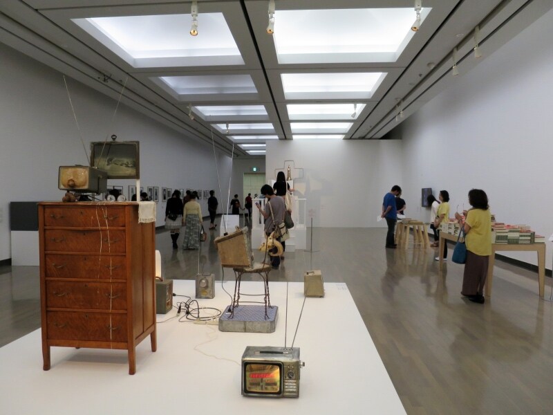 第3話のようす。展覧会テーマの「忘却」や配置などの関係性について考えながら鑑賞すると楽しい