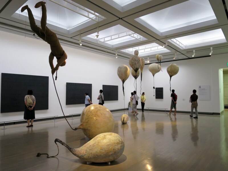 バルーンはため息をかたどったもの。空中に浮かぶ人形は、困難な状況に身を任せているようにも、迷いを抱えながら新たな世界に飛び込んでいくようにも見えます。福岡道雄《飛ばねばよかった》 1965-1966