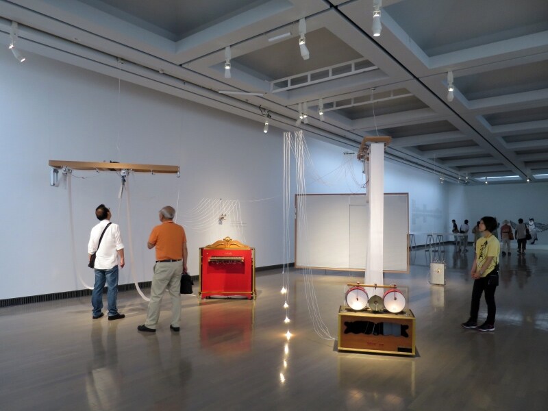 来場者が持ち込む「ほこり」を感知して楽譜を自動生成し、自動演奏する作品。作家自身がもらい受けたことを忘れていたオルガンを再構成したのだとか。毛利悠子《アイ・オー──ある作曲家の部屋》2014