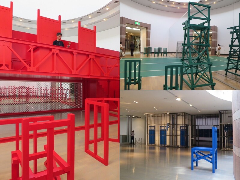 赤い巨大な裁判官の席には電動で机を打ち付ける裁判用のハンマーが設置されています《法と星座・Turn Coat / Turn Court》2014