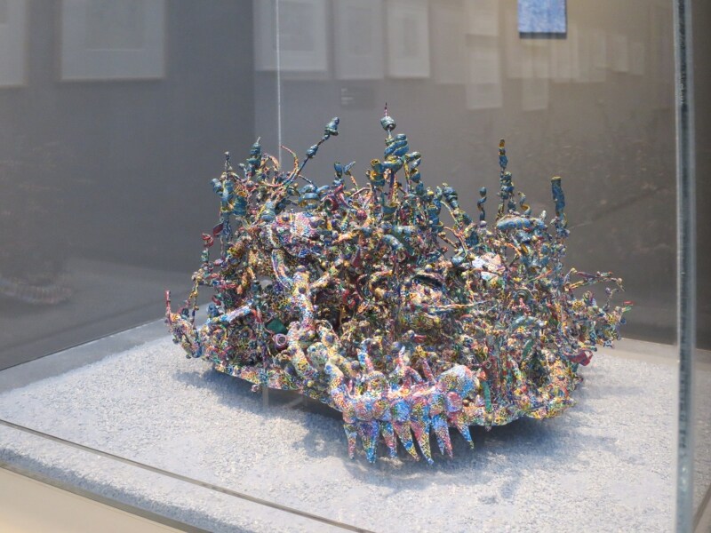 微生物のような形象が連なる画面構成が特徴の坂上チユキ氏の作品。《さがしもの》は唯一の彫刻作品。複雑な内部をファイバースコープで撮影した映像も見られます