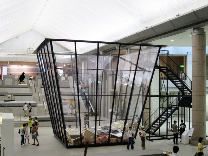 高さ7m、幅7.8mの巨大な芸術のゴミ箱。マイケル・ランディ《アート・ビン》2014