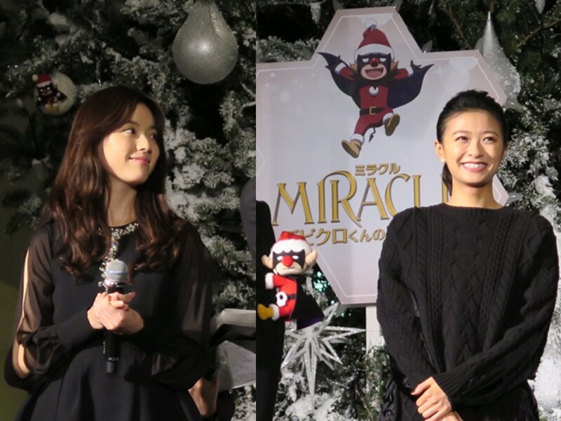 点灯式に登壇した、ハン・ヒョジュさん(左)と榮倉奈々さん(右)