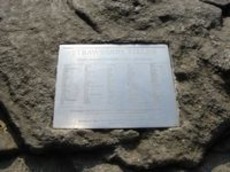 ストロベリーフィールズにある平和を祈る青銅のプレート