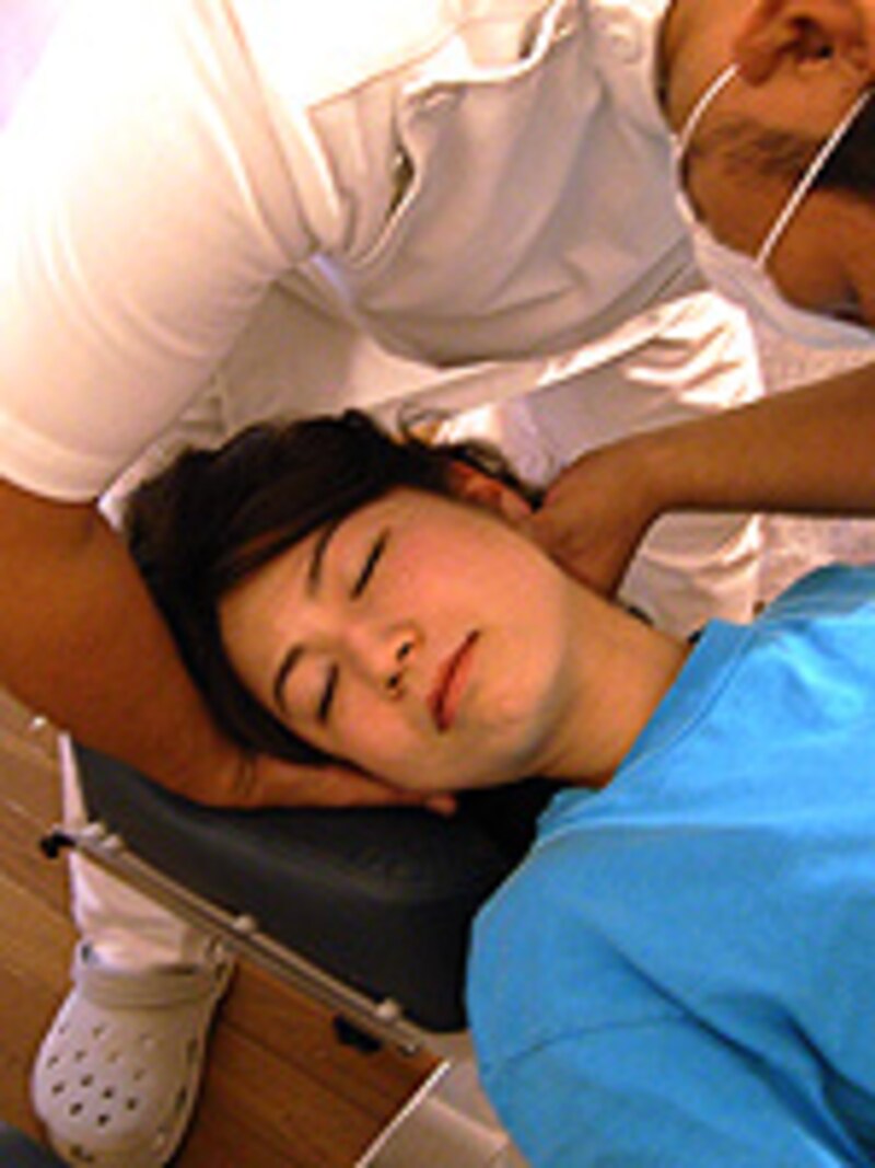 首のズレを正す