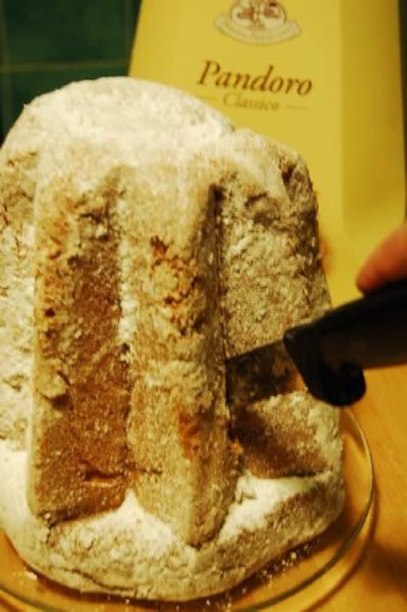 パンドーロ はイタリアのクリスマス伝統菓子 本場の食べ方とは イタリア All About パンドーロ はイタリアのクリスマス伝統菓子 本場の食べ方とは イタリア All About