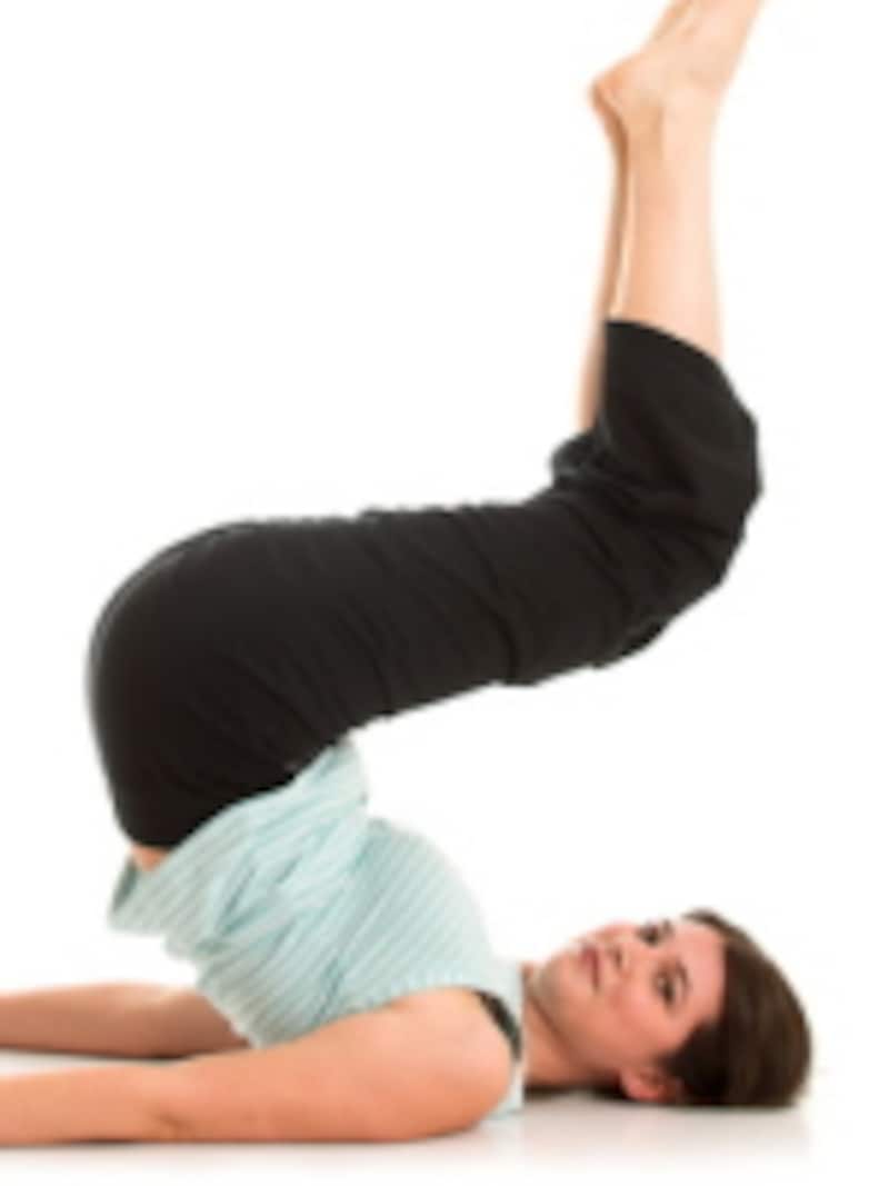 お腹を持ち上げる